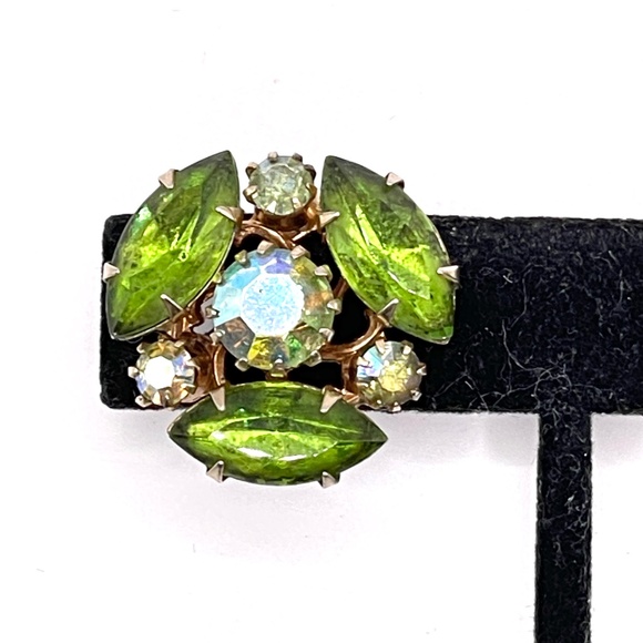 Vintage Unsigned Green AB Rhinestone Screw On Earrings - Picture 3 of 7
